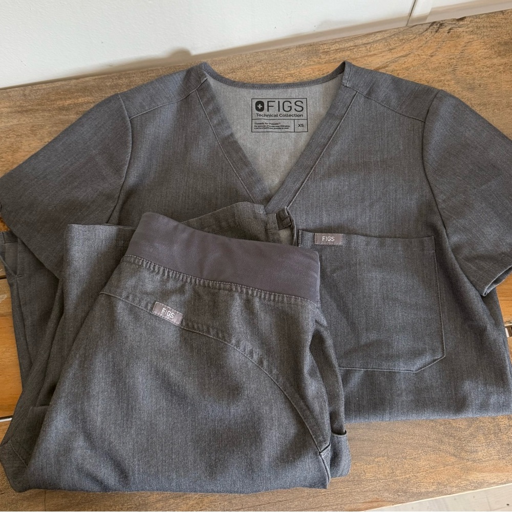 Figs Charcoal Scrub Ensemble